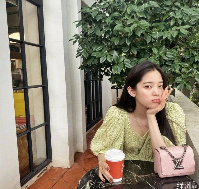 白女士|欧阳娜娜值3w的名媛标配，扒家底竟是ZARA的伪豪门姐妹？
