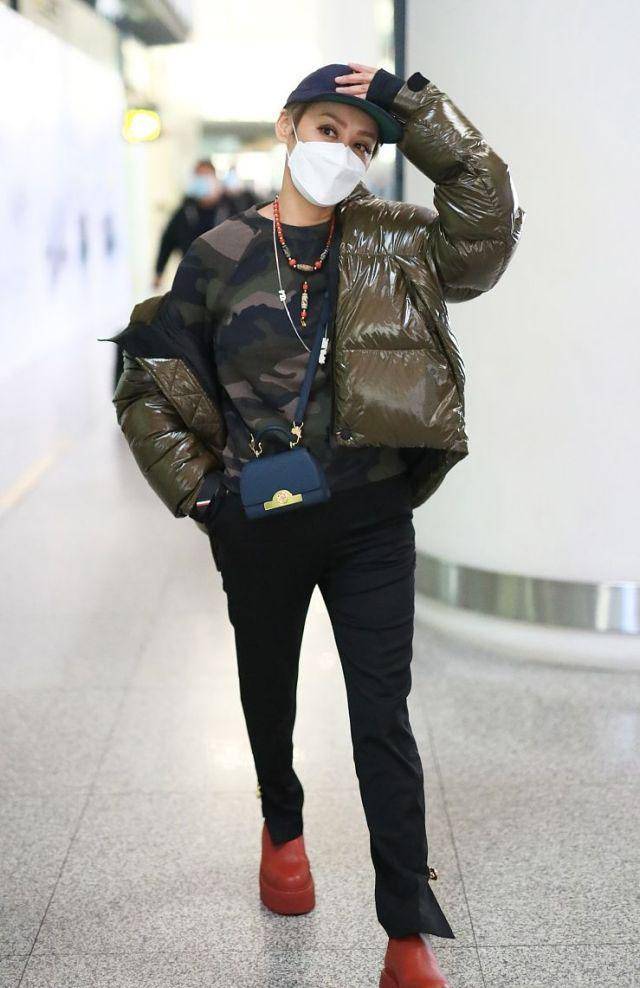 宁静|宁静越来越“不羁”，羽绒服半穿半披，48岁的年龄18岁的气质