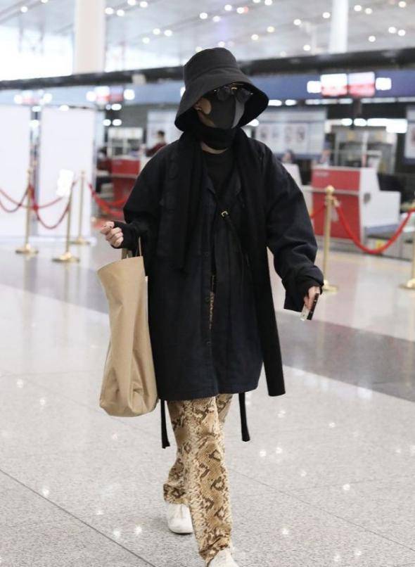 廓形|郭采洁真敢穿，长款衬衫配“蛇皮裤”，158身高穿出168气场