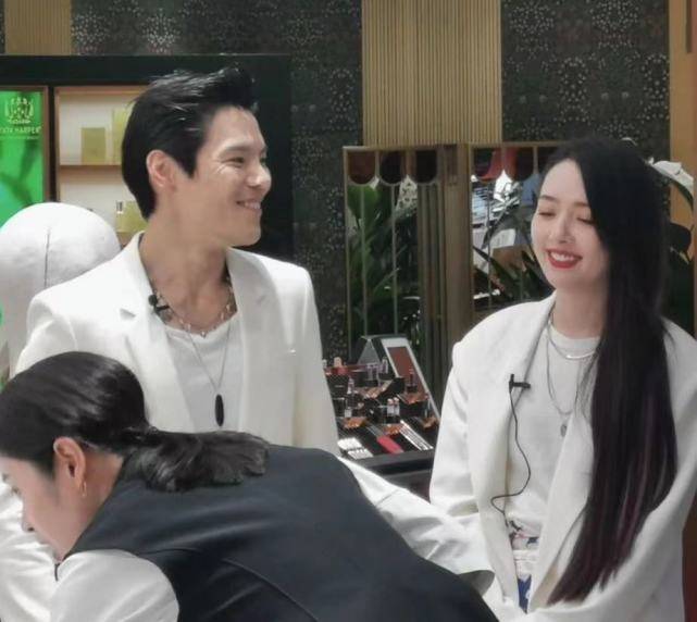 孙女|向太带娃，向佐郭碧婷给cora买童装，挑选高奢衣物把女儿宠成公主