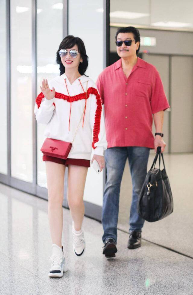 身材|赵雅芝穿得再嫩也架不住年龄感，学小姑娘下衣失踪，细长腿仍惹眼！