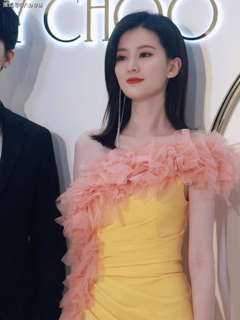 女孩子|乔欣彻底放弃“乖乖女路线”，一袭黄色礼服华丽高级，成熟性感