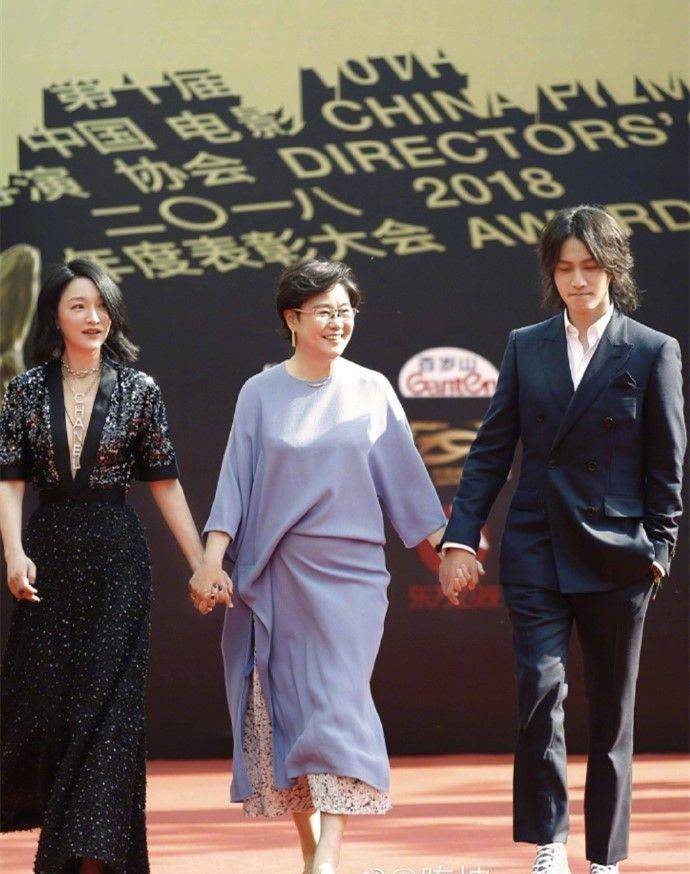 卫衣|周迅拍片的原图，穿紧身裙却驼着背，46岁脸部状态太真实了！