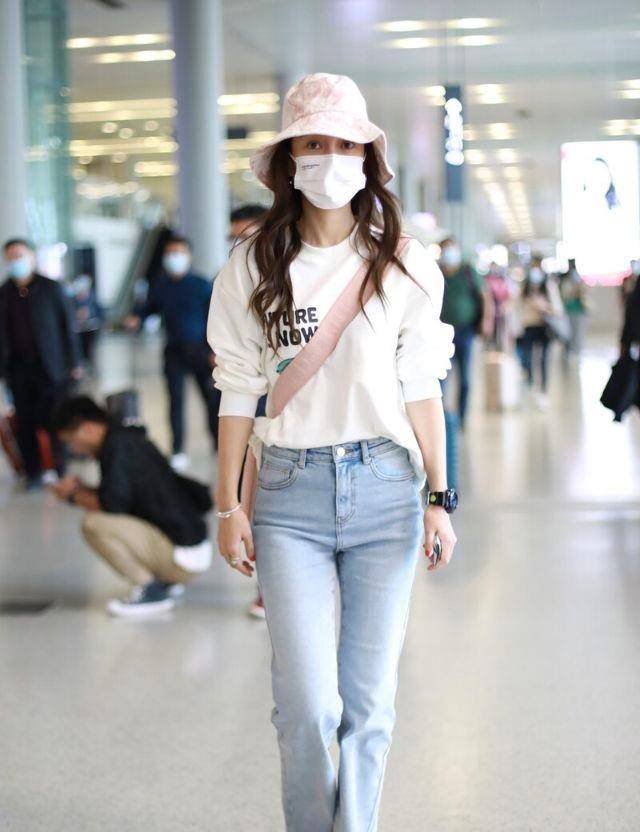 黑色|杨颖生图颜值很抗打,黑色连衣裙+拖鞋接地气,这些搭配洋气十足