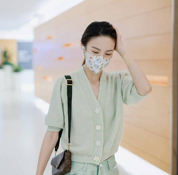 青春|金晨机场穿搭真高调，一身薄荷绿青春洋溢，“大牌”拖鞋真抢镜