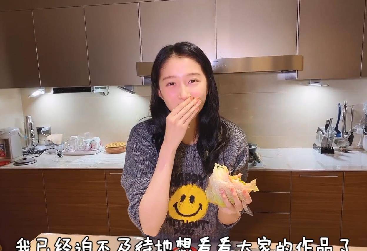 英气|关晓彤美上央视！罕见长发丸子头穿黑白裙，京城格格尽显英气豪姿