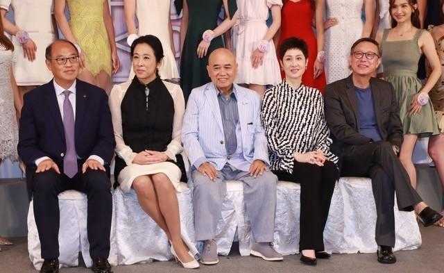 朱玲玲|朱玲玲“63岁”又怎样？穿旗袍气质高贵典雅，输了年龄赢了气场