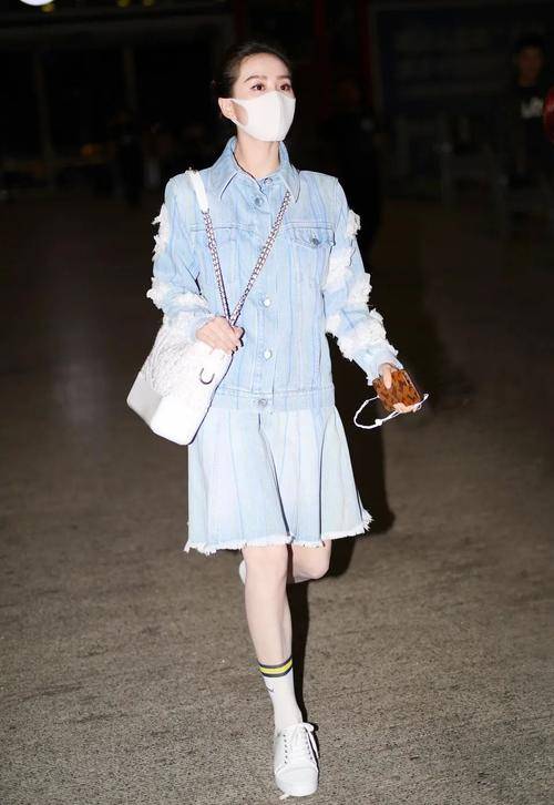 小姑娘|刘诗诗都当妈了还像小姑娘，穿牛仔裙清纯甜美，身旁吴奇隆变跟班？