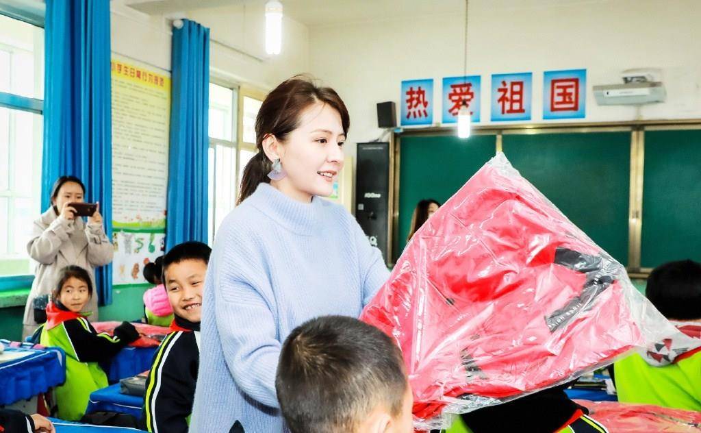 马尾|热依扎美到央视了，穿2000校园外套成台上焦点，扎马尾少女感爆棚