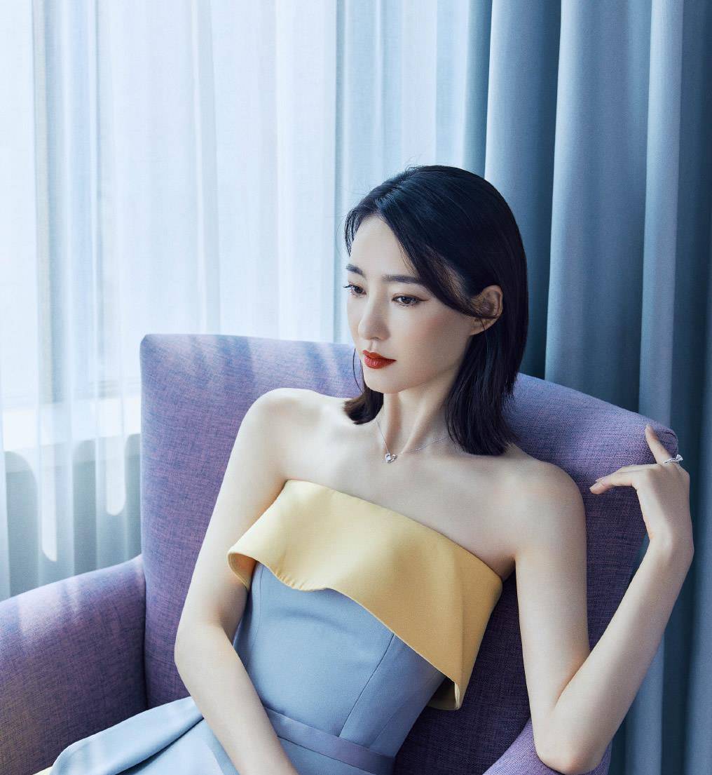 超短裙|王丽坤好潮，白色T恤配超短裙，清爽时尚显年轻