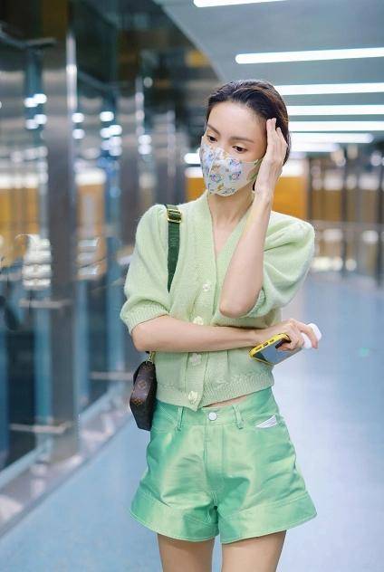 青春|金晨机场穿搭真高调，一身薄荷绿青春洋溢，“大牌”拖鞋真抢镜