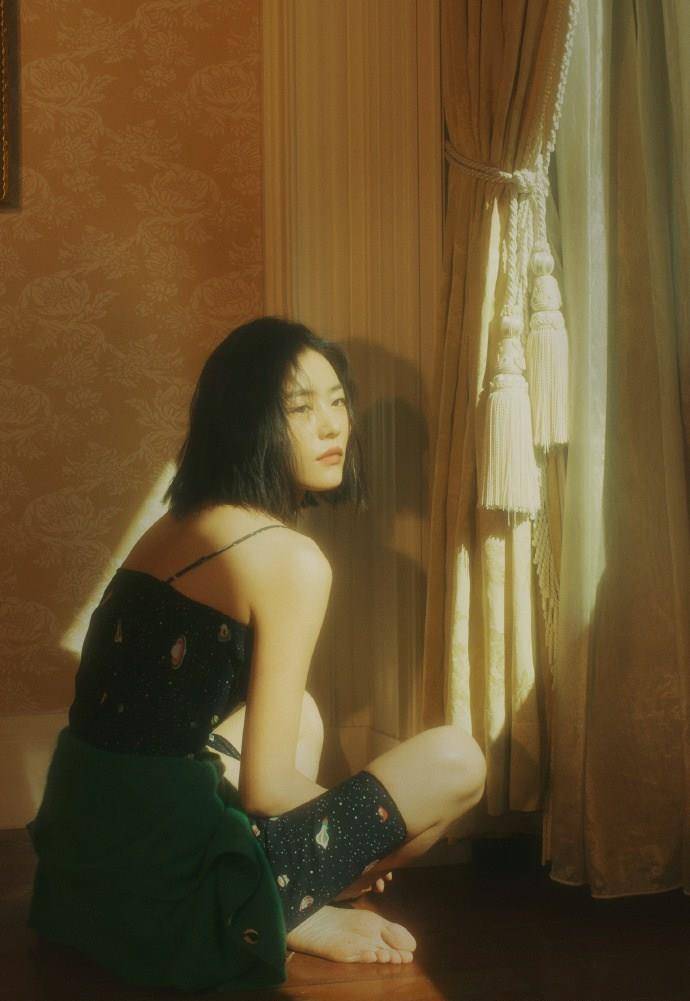 显得|31岁刘雯罕见吊带装，上千衣品也遮不住超模腰，谁说她不会时尚