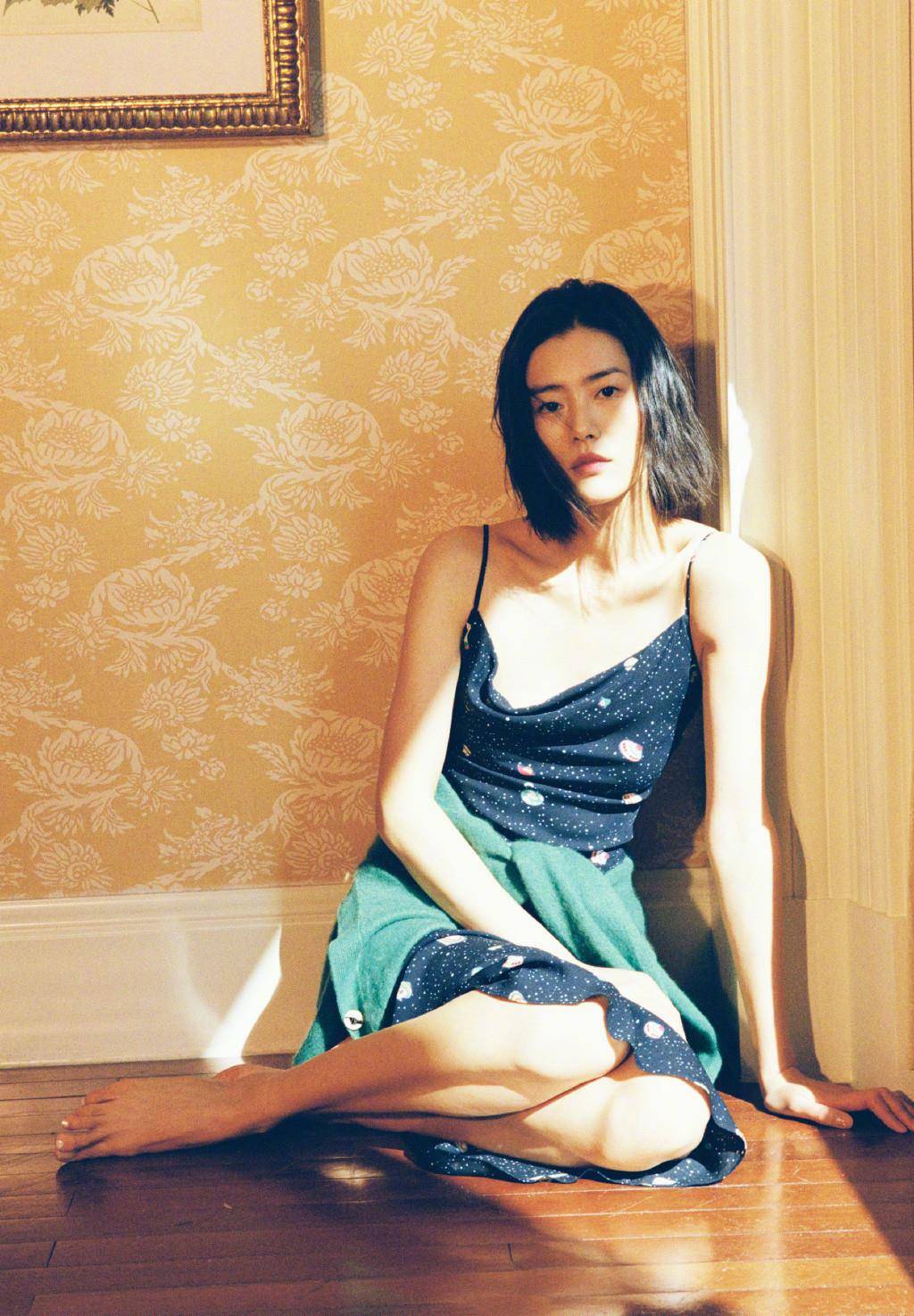身材|刘雯终于忍不住秀身材，罕见豹纹吊带裙窗台自拍，看完真羡慕