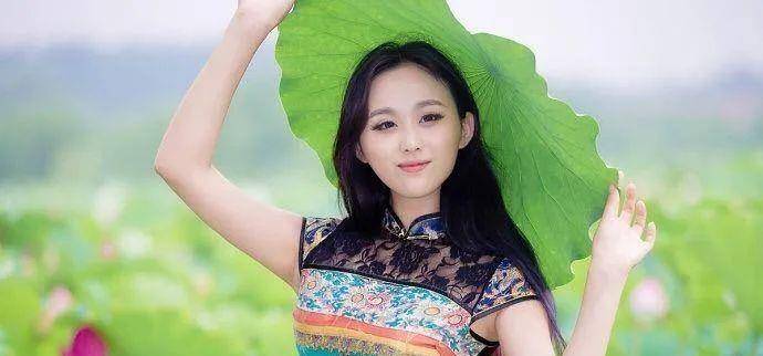 荷塘|模特在荷塘里拍人像,穿什么颜色的服装出镜好看?给你3个建议