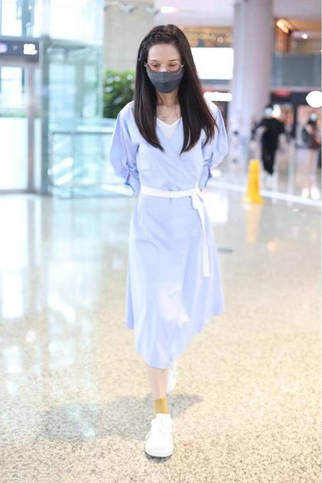 设计|李若彤“扮嫩”是一刻都不停，55岁依旧走小姑娘路线，敢穿就服她