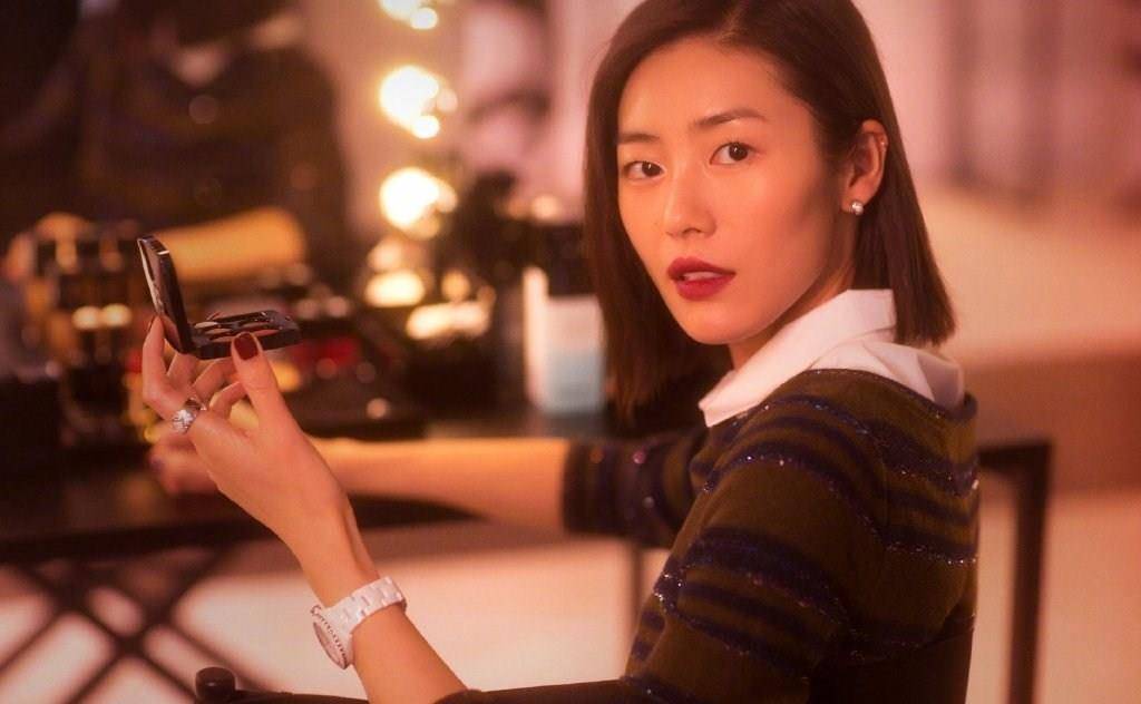 显得|31岁刘雯罕见吊带装，上千衣品也遮不住超模腰，谁说她不会时尚