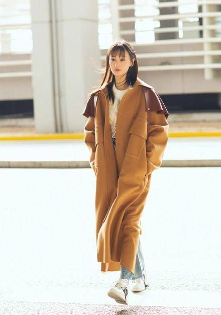 身材|28岁郑爽太瘦，3万风衣走机场168cm穿出178cm，“小鸟腿”太抢镜