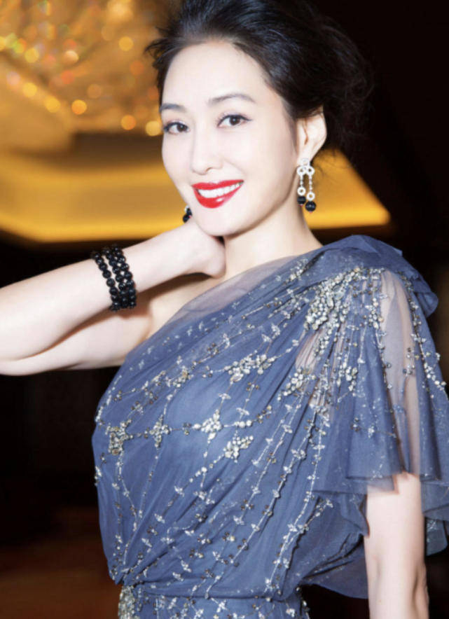 好身材|53岁的孟广美气质出众，穿一袭白色无袖曳地长裙亮相，尽显好身材