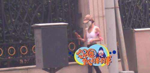 马伊琍|45岁马伊琍穿背心出街，完美肌肉线条惹人羡，纤细脚踝骨太抢镜