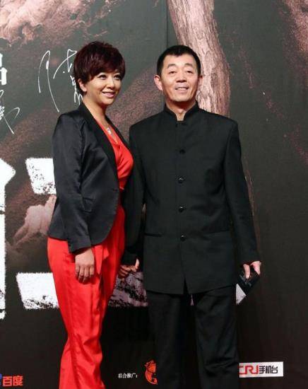 活动|江珊几乎素颜出席活动,鲜艳红衣减龄不少,全靠穿搭拉高颜值