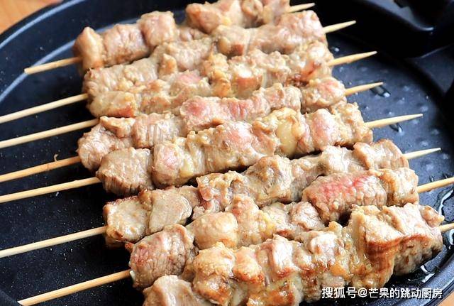 做法|羊肉串别出去买了，教你在家做，咬一口滋滋冒油，3斤羊肉不够吃
