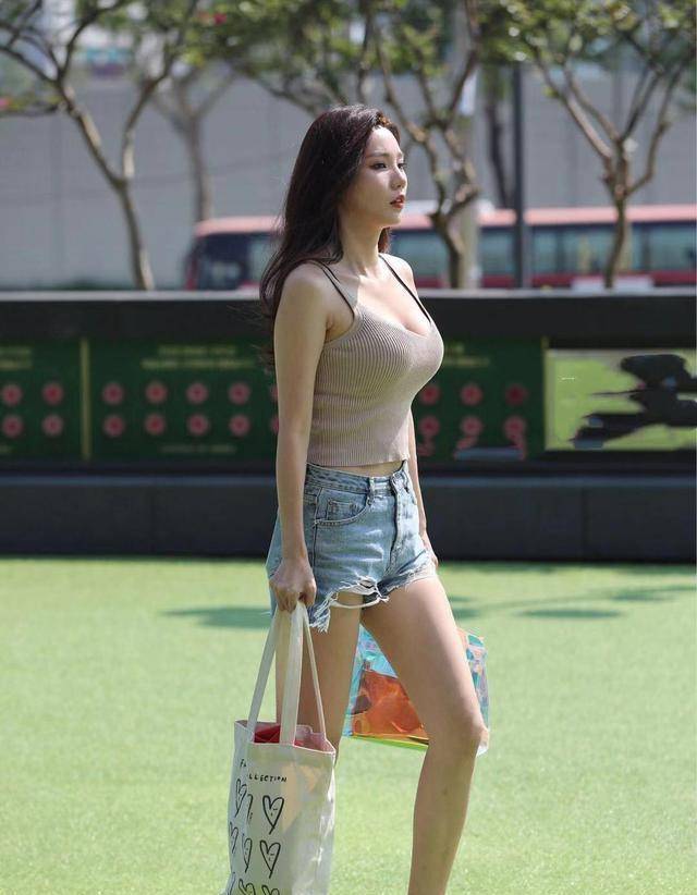 黑色|棕色吊带衫搭配蓝色牛仔裤，颜色搭配合理，非常耐看