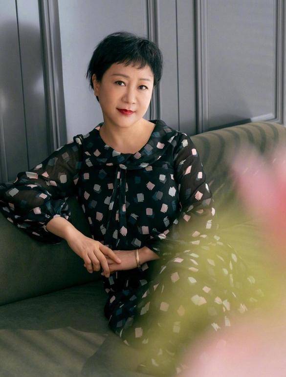 贵妇|杨紫妈妈才是真贵妇，穿印花裙配短发优雅高级，气质不输明星女儿