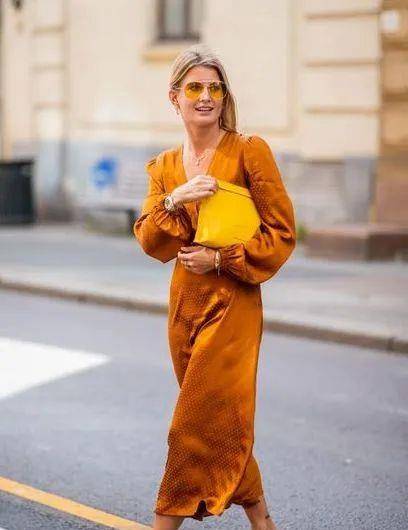 下岗|渣女裙下岗了！2021最流行穿“仙女缎面裙”，好看又高级！