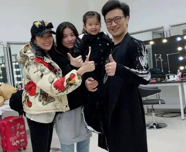 黑色|汪峰带女儿出镜!穿白T剃板寸真时髦,15岁长女颜值不输女明星