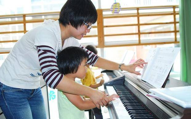 幼兒園女老師迅速走紅網絡因為長得太美接孩子的都是男家長