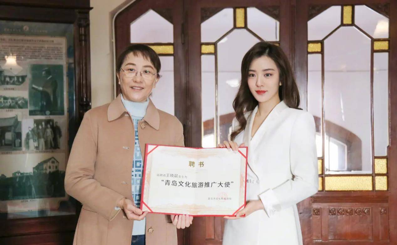 套装|王晓晨太给自己长脸，穿西装回娘家担任旅游大使，罕见大红唇美翻