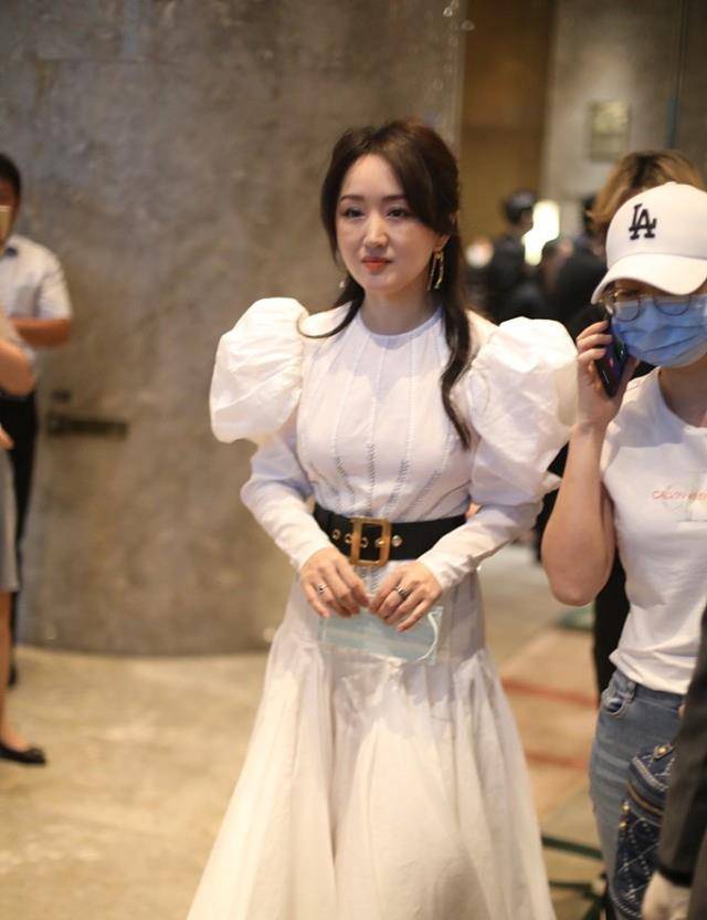 身材|杨钰莹真有少女感，就算穿泡泡袖也不显胖，但脸部看着挺憔悴