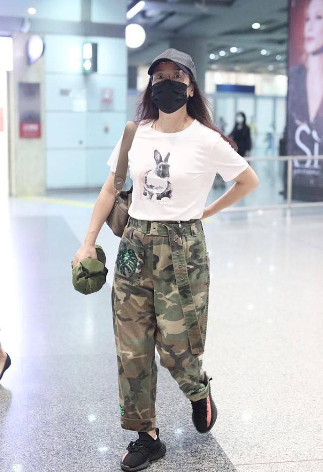 一身|玲花可不像是中年人，穿欧美风印花外套挺潮的，素颜也难掩自信