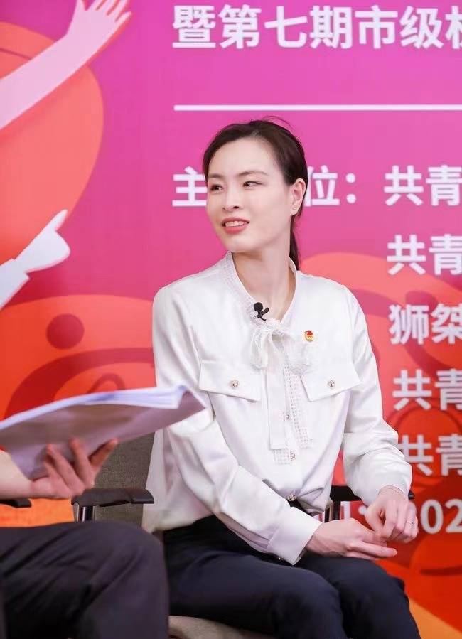老公|吴敏霞孕后首露面，和老公同穿基础款走机场，打扮低调像邻家姐姐