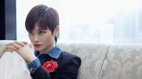 李宇春|李宇春也有性格的一面,抹胸配千鸟格套装,小蛮腰好细