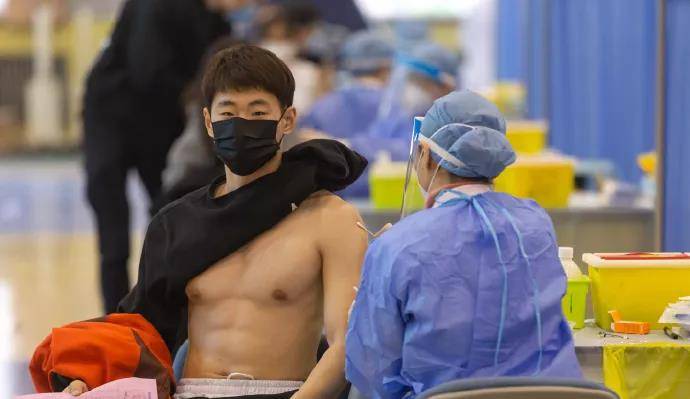 疫苗|肌肉男卫生部长接种疫苗，因外形意外走红，网友：气质真的很好！