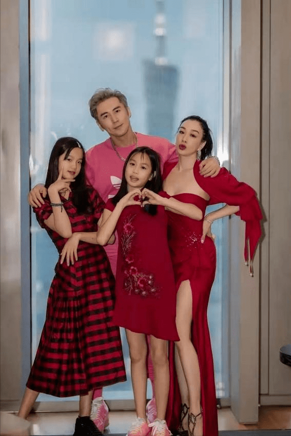 公婆|真替钟丽缇捏把汗，在公婆面前还这么敢穿，裙摆开叉短到大腿根了！