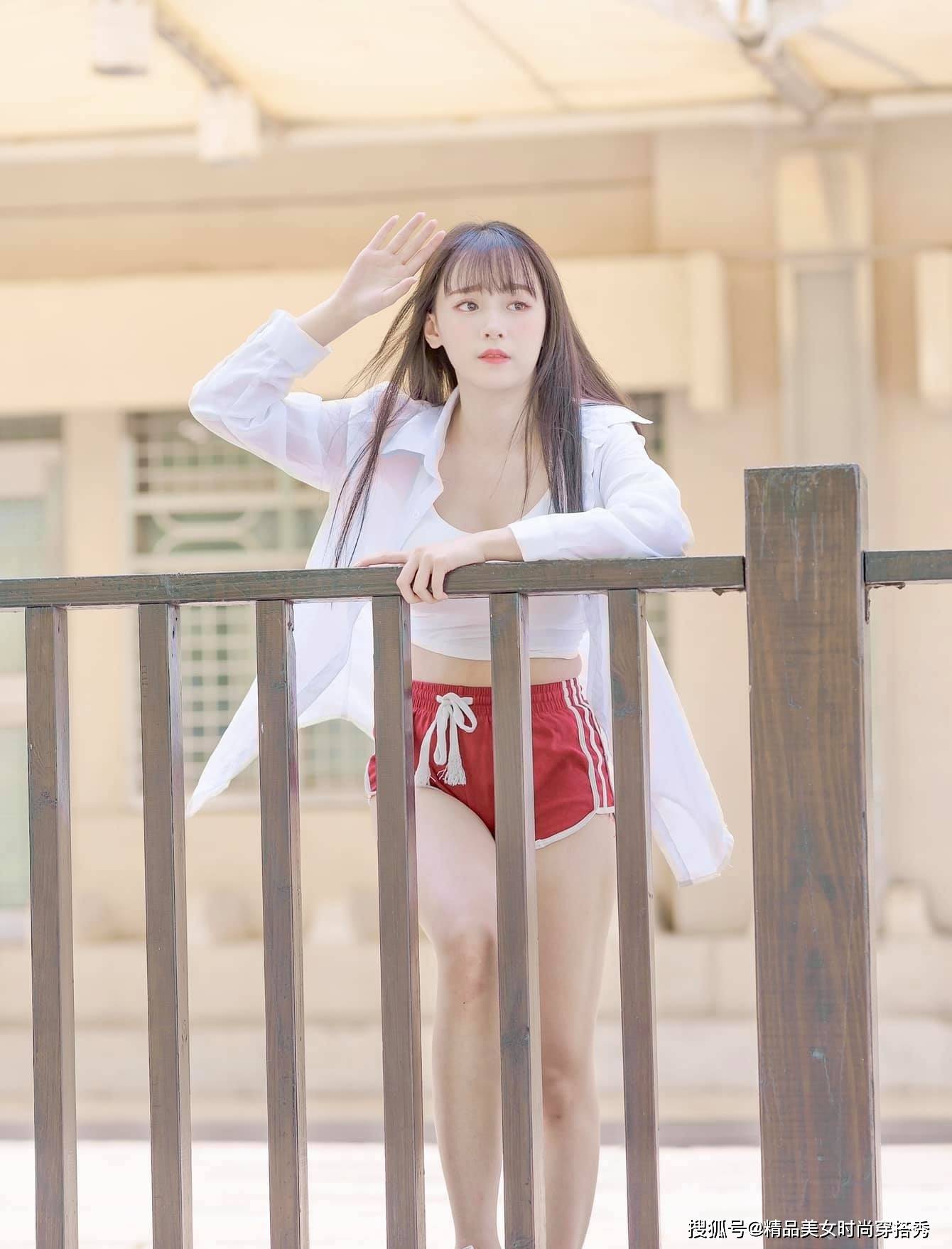 装备|小姐姐身穿一件运动的上衣搭配红色的短裤，满满的运动休闲风