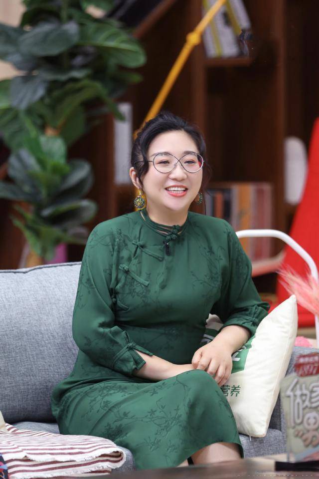 廓形|孙俪新剧放飞自我,穿旗袍烫波浪卷扮“邦女郎”,骨子里透着自信