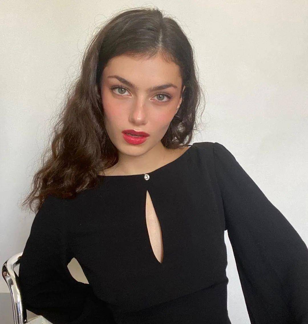 美人|美过Jennie，就这一张伪素颜、大方脸竟是“法国偷心贼”？