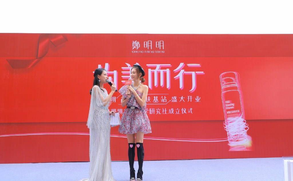 身材|37岁李彩桦穿衣真“大胆”，穿背带牛仔裤内搭秀脐装，美得不敢认