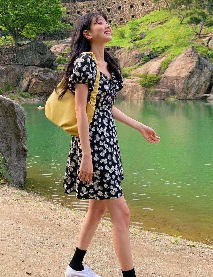 视觉|今夏“裙子＋运动鞋”这样穿，好看死了！