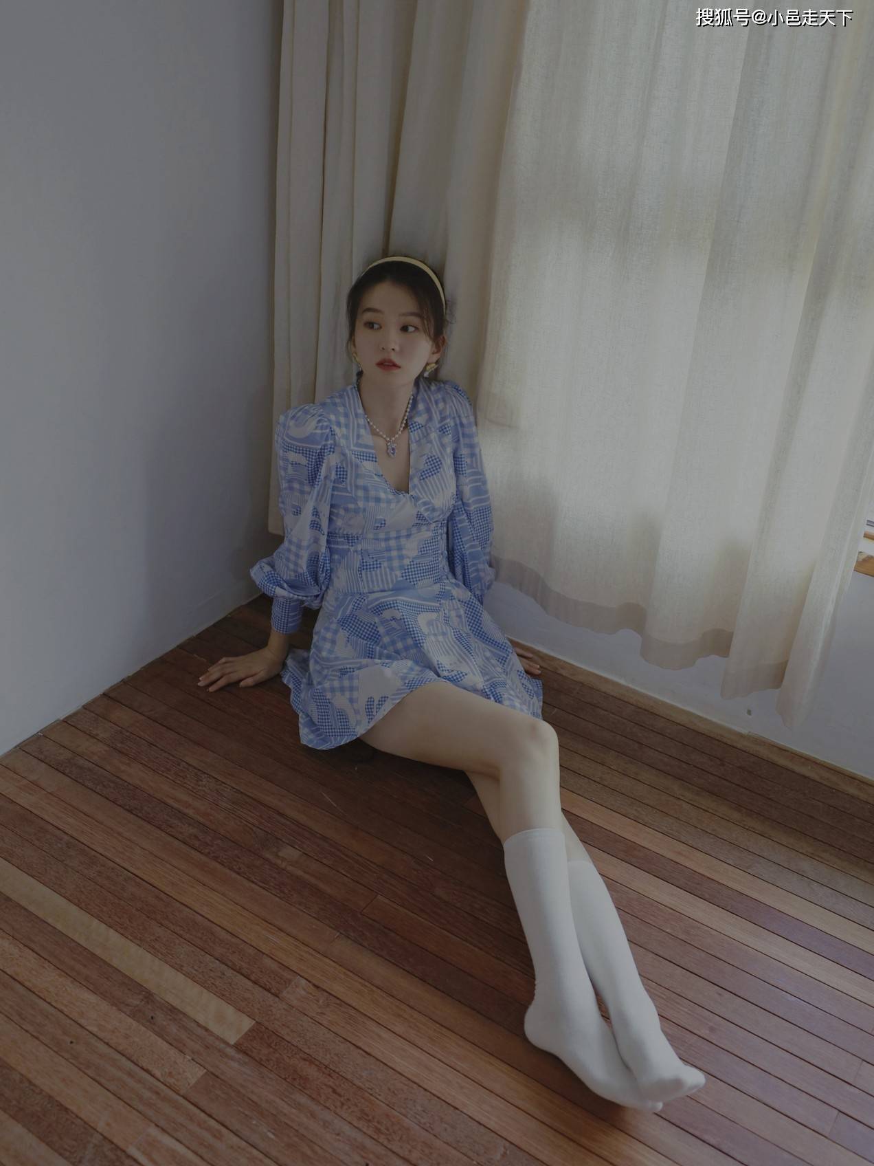 乔欣蓝白连衣裙美腿写真