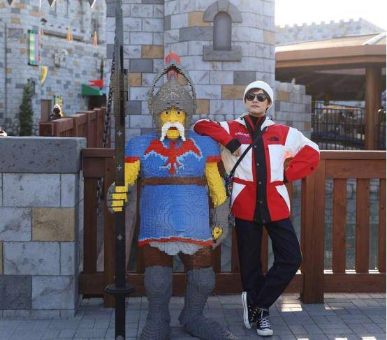 样式|孙俪携儿女一同出游,身着千元外套配平价鞋,配色惹眼很有年轻感