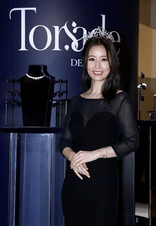 色彩|林心如久违亮相活动，穿黑色连衣裙没腰线，全程手遮肚子孕味十足