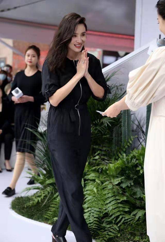 实力派|宋佳气质确实高级，极简连衣裤打扮也这么气场，到底是实力派女星