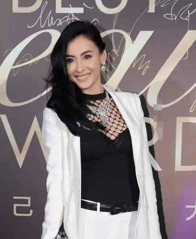 原创40岁张柏芝难逃中年胖穿白色西装裙久违商演大肚腩妈妈胯太抢镜