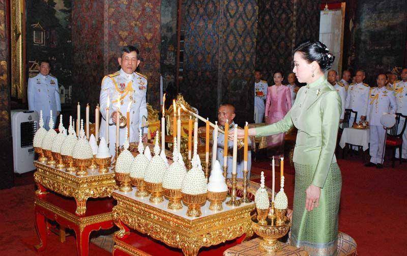 体重|泰国王后回国变化大，穿裹身裙体重直逼150斤，三层肉胖到认不出