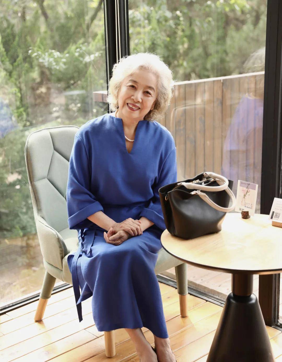 中老年|这才是65岁后女人高级的打扮:“膝下裙+平底鞋”,优雅又舒适