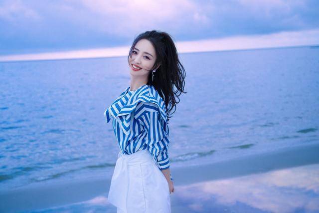 佟丽娅|单身的佟丽娅比小姑娘还时髦,穿水手服清甜可人,陈思诚该后悔了!